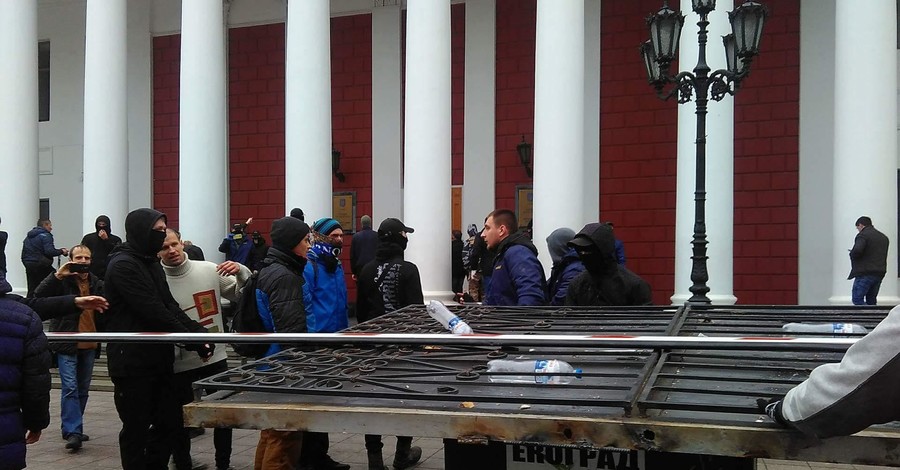 В Одессе радикалы устроили побоище: начальнику областной полиции пробили голову 