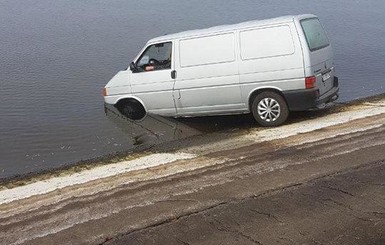 В Черкассах пьяный водитель утопил в реке свой фургон