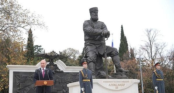 Путин прилетел в Ялту и открыл памятник Александру 3