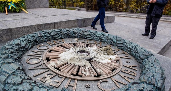 Камеры наблюдения зафиксировали момент залития цементом Вечного огня в Киеве