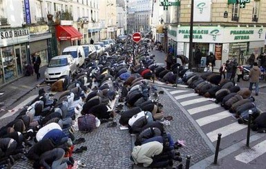 Во Франции запретят молиться на улицах