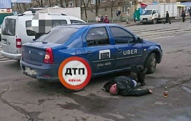 В Киеве таксист Uber выкинул пьяного пассажира из авто