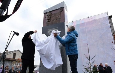 Во Львове открыли памятный знак Роману Шухевичу