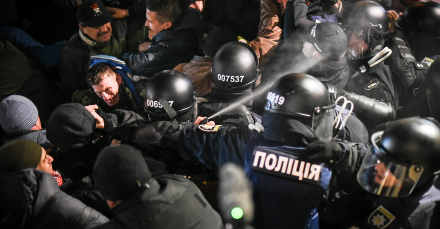 На Майдане в день годовщины Революции достоинства - столкновения, зажгли шины, распылили газ