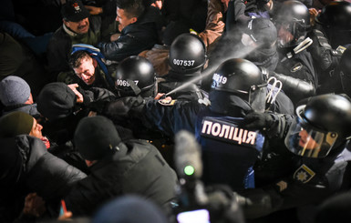 На Майдане в день годовщины Революции достоинства - столкновения, зажгли шины, распылили газ