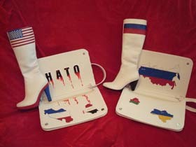 Донецкий дизайнер создал кровоточащую сумку и сапоги «в стиле НАТО» 