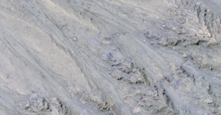 Следы воды на Марсе могут оказаться лишь песком и пылью