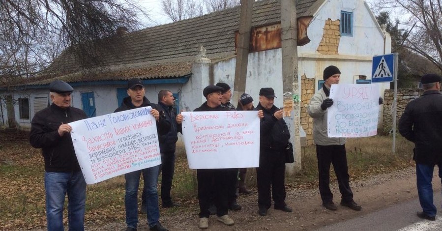 Экс-сотрудники МВД перекрыли трассу Одесса-Рени и требуют поднять пенсии