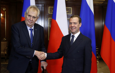 Возмущенный президент Чехии пришел к Медведеву с копией статьи о 