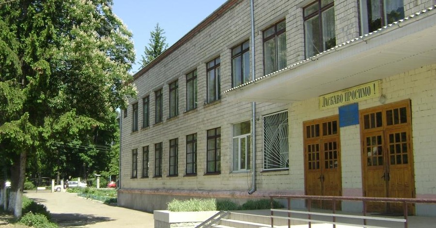 В Черновцах директора одного лицея обвинили в домогательствах, а во втором нашли сауну