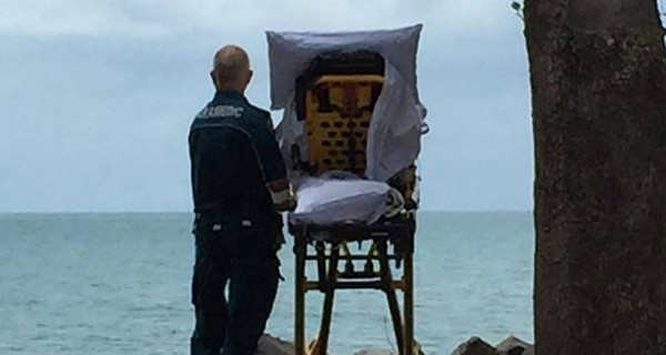 Смертельно больная пациентка захотела увидеть море и медики отвезли ее на пляж