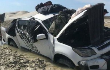 В Австралии рыбаки провели пять дней на крыше автомобиля, спасаясь от крокодилов