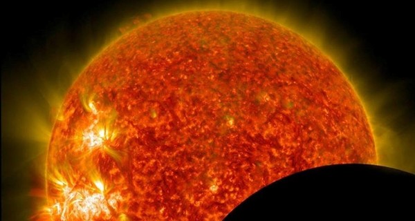 На Солнце появился протуберанец размером в полмиллиона километров