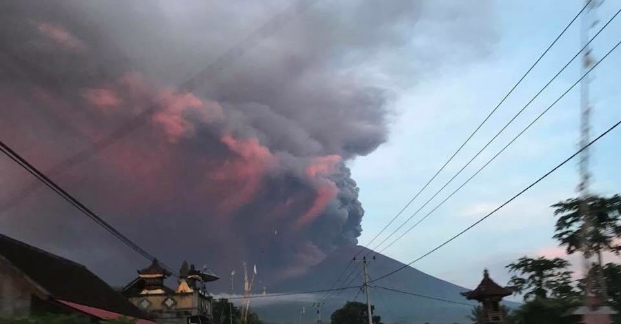 На Бали отменили десятки авиарейсов из-за вулкана
