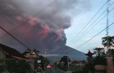 На Бали отменили десятки авиарейсов из-за вулкана