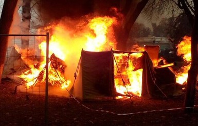 В Киеве протестующие устроили пожар в палатке