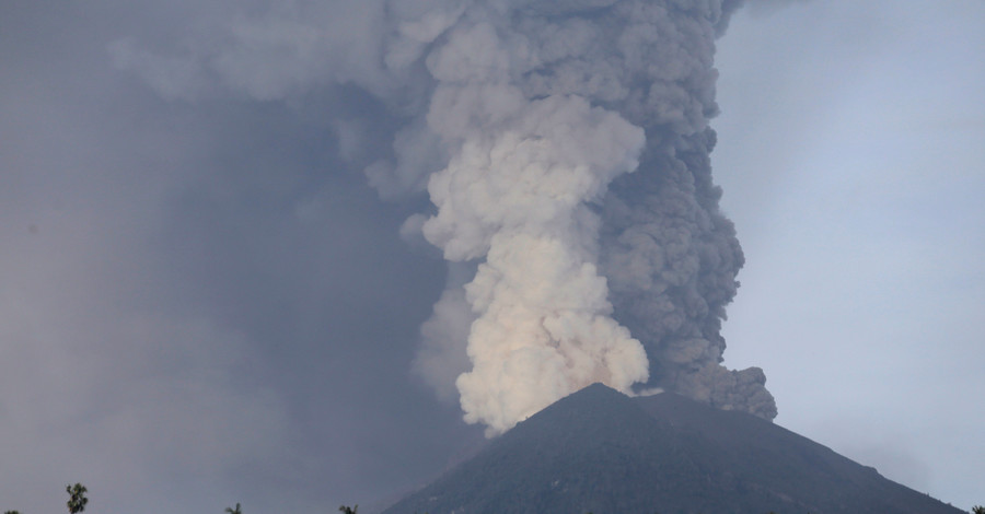 На Бали ввели высший уровень опасности из-за извержения вулкана
