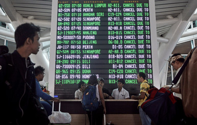 Аэропорт на Бали закрыли еще на сутки 