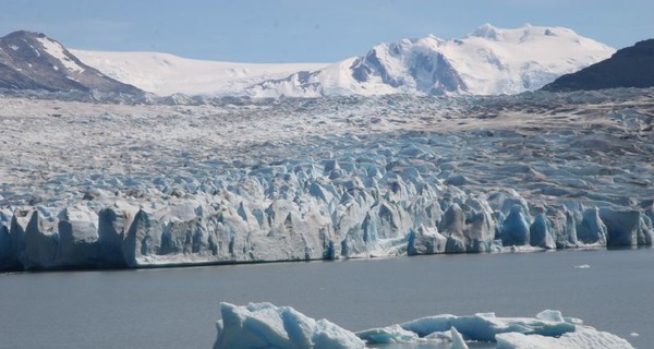 От ледника в Чили откололся айсберг шириной в 380 метров
