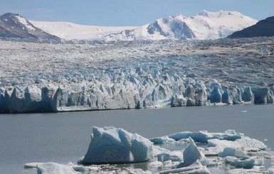 От ледника в Чили откололся айсберг шириной в 380 метров