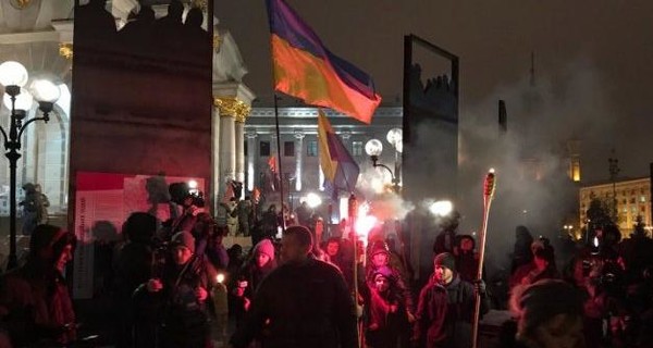 К годовщине разгона Евромайдана в Киеве собралось факельное шествие