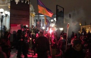 К годовщине разгона Евромайдана в Киеве собралось факельное шествие