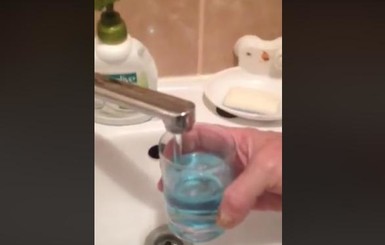 Синяя вода из крана: жителей Тернопольщины напугала неизвестная жидкость