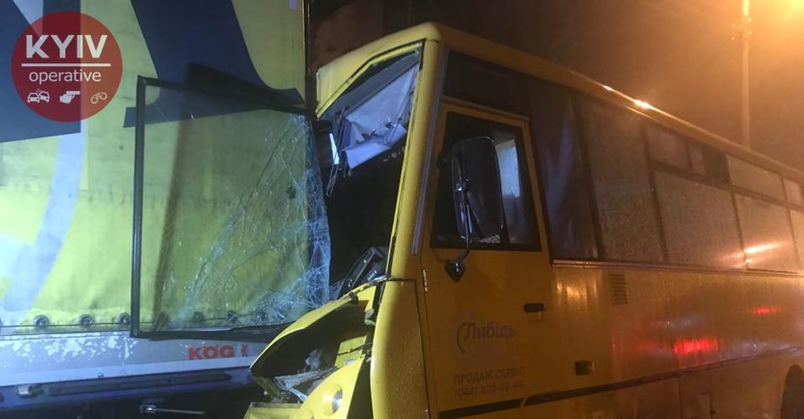 В Киеве маршрутка с пассажирами  врезалась в грузовик