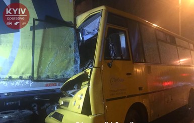 В Киеве маршрутка с пассажирами  врезалась в грузовик
