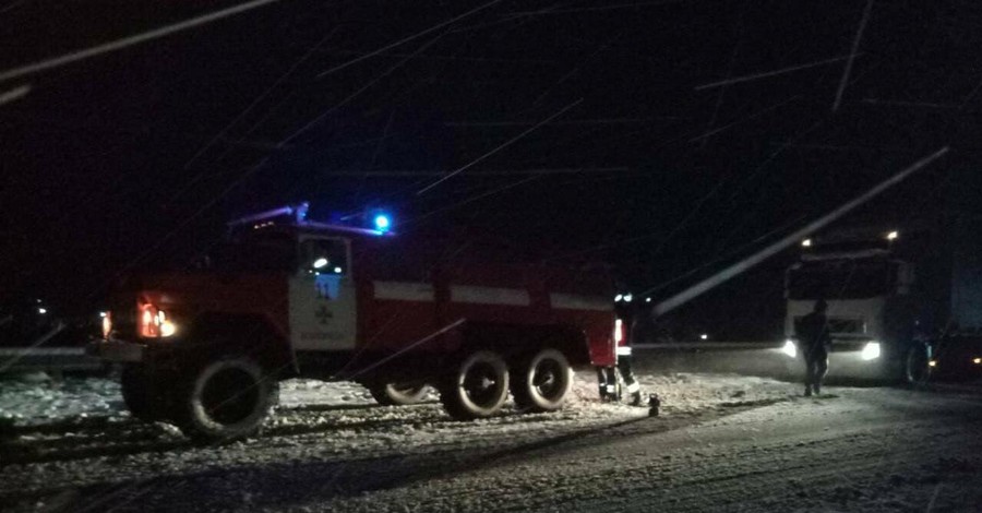Закарпатье замело: 22 машины застряли в снегу, 39 населенных пунктов остались без света