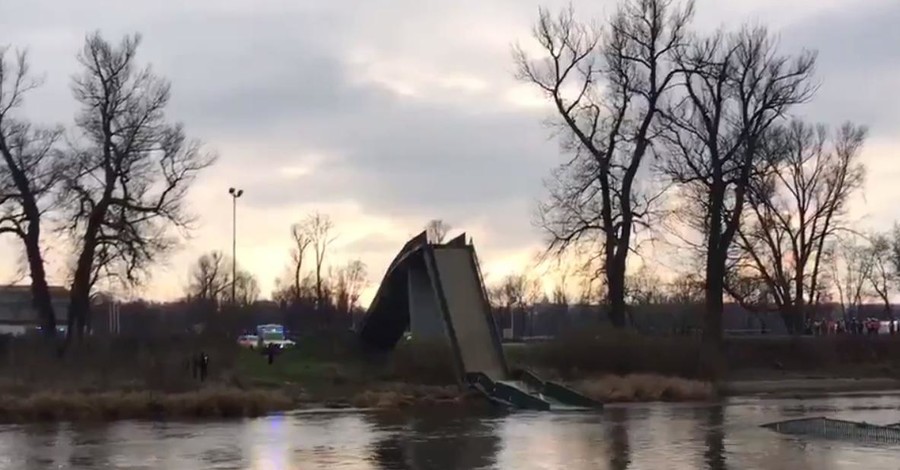 В Праге обвалился мост через реку Влтаву