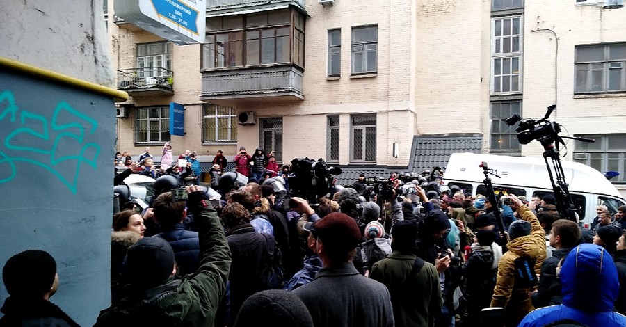 Саакашвили в наручниках вывели на улицу, началась потасовка