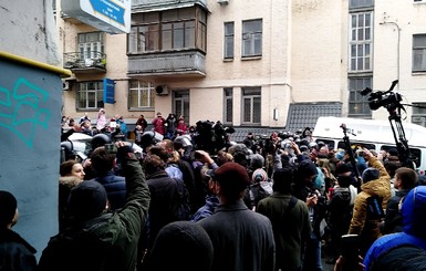 Саакашвили в наручниках вывели на улицу, началась потасовка