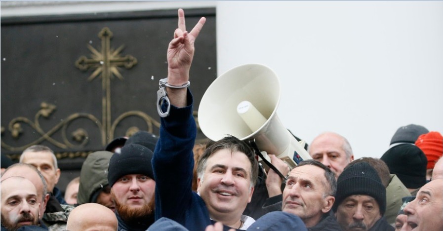 Саакашвили вырвался из автомобиля и выступил у католического костела