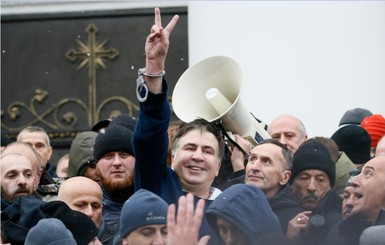 Саакашвили вырвался из автомобиля и выступил у католического костела