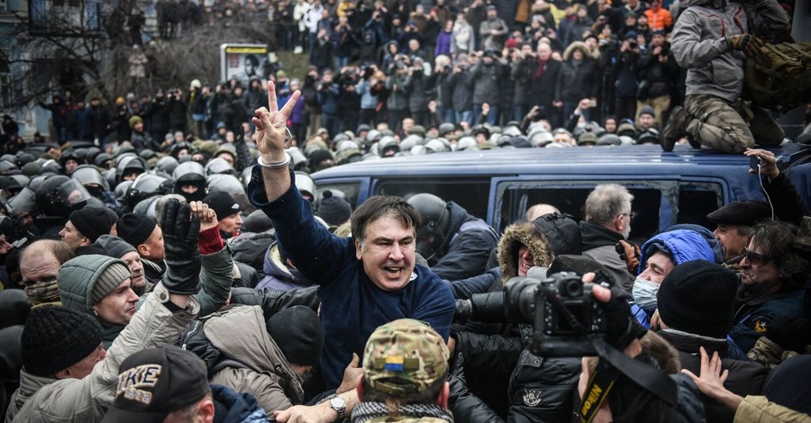 Как Саакашвили освобождали из полицейской машины