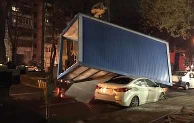 В Киеве фургон зацепился за провода и упал на легковушку