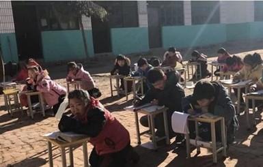 В Китае школьников заставили учиться на улице в мороз