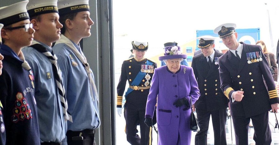 Королева Елизавета II  посетила самый большой авианосец Великобритании