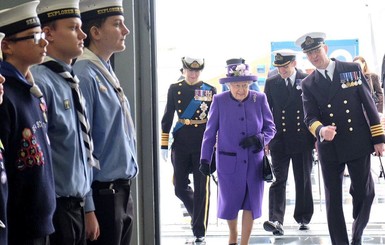 Королева Елизавета II  посетила самый большой авианосец Великобритании