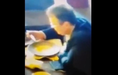 Геращенко объяснил, почему вылизывал тарелку в ресторане