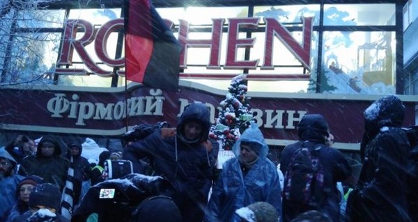 Сторонники Саакашвили заблокировали магазин Roshen в Киеве