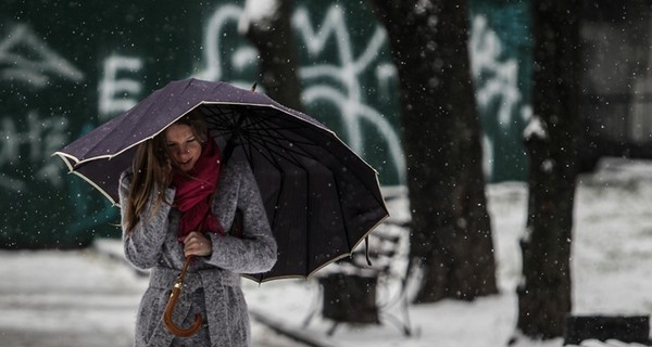 Неделя в Украине начинается с гололеда и сильного снега