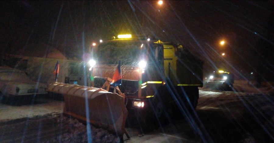 Киев замело снегом, на дорогах работает более 300 единиц спецтехники  