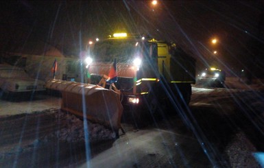 Киев замело снегом, на дорогах работает более 300 единиц спецтехники  