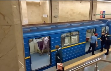 В Киеве голый мужчина попытался угнать поезд метро