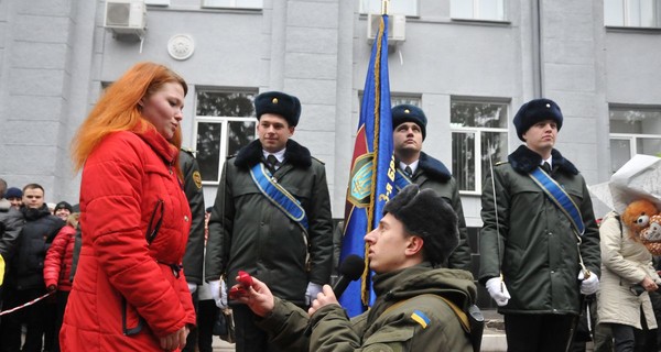 В Харькове гвардеец во время присяги на верность сделал предложение любимой