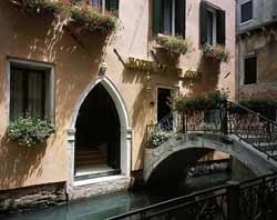 Дома в Венеции поднимают над водой 