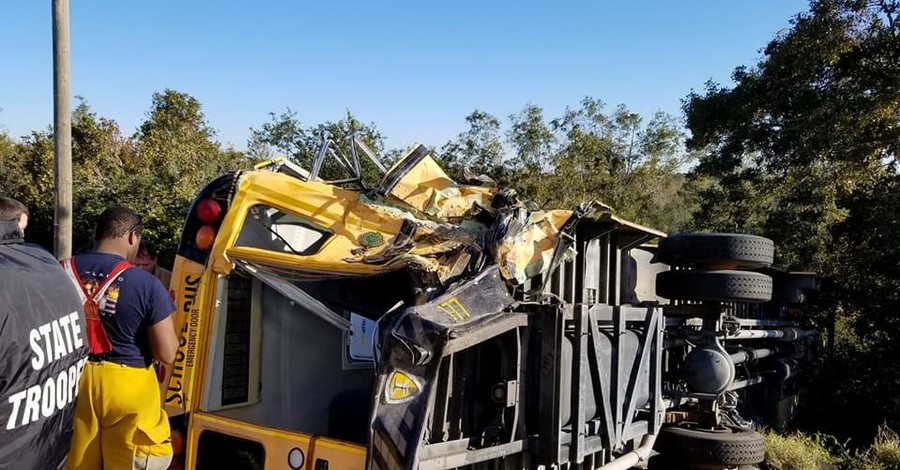 ДТП В США: грузовик протаранил школьный автобус