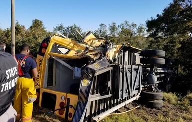 ДТП В США: грузовик протаранил школьный автобус